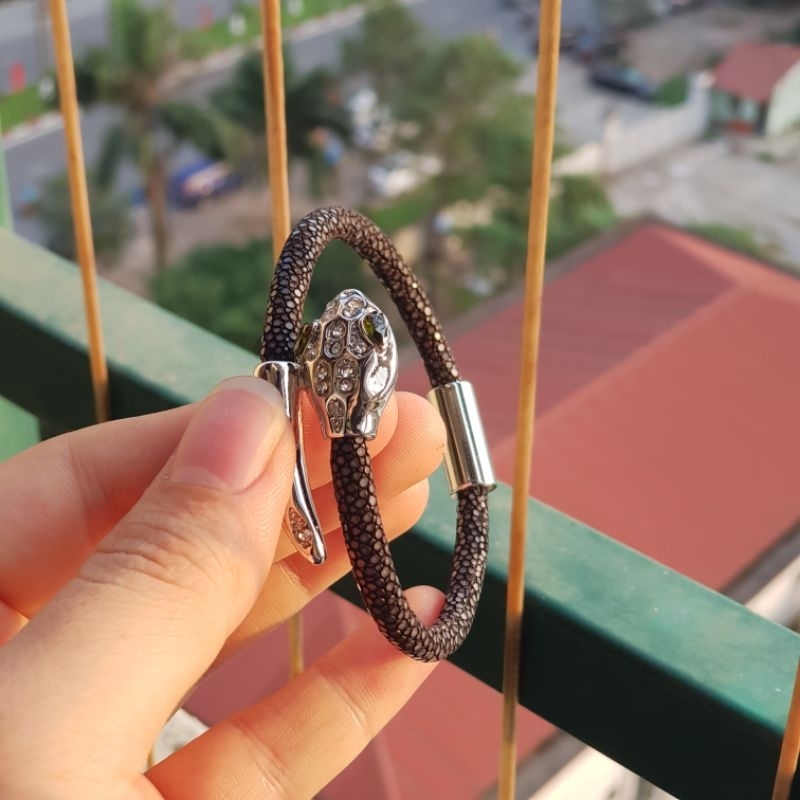 Vòng tay phong thủy da cá đuối charm rắn