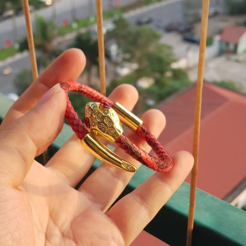 Vòng tay phong thủy da cá đuối charm rắn