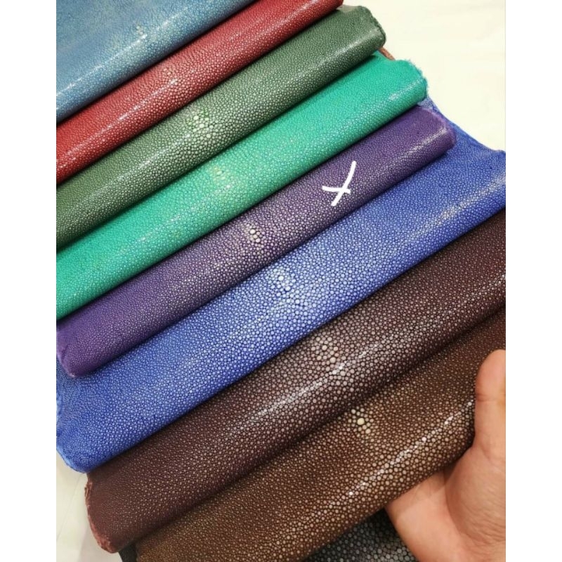 Vòng tay phong thủy da cá đuối charm rắn