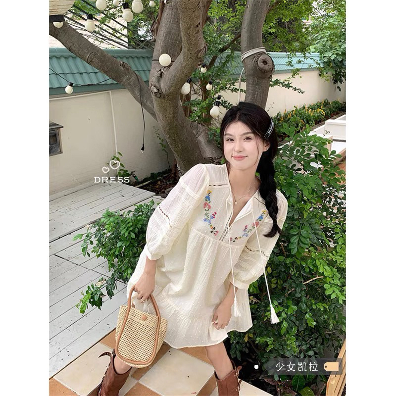 Đầm baby doll trắng đũi thêu hoạ tiết