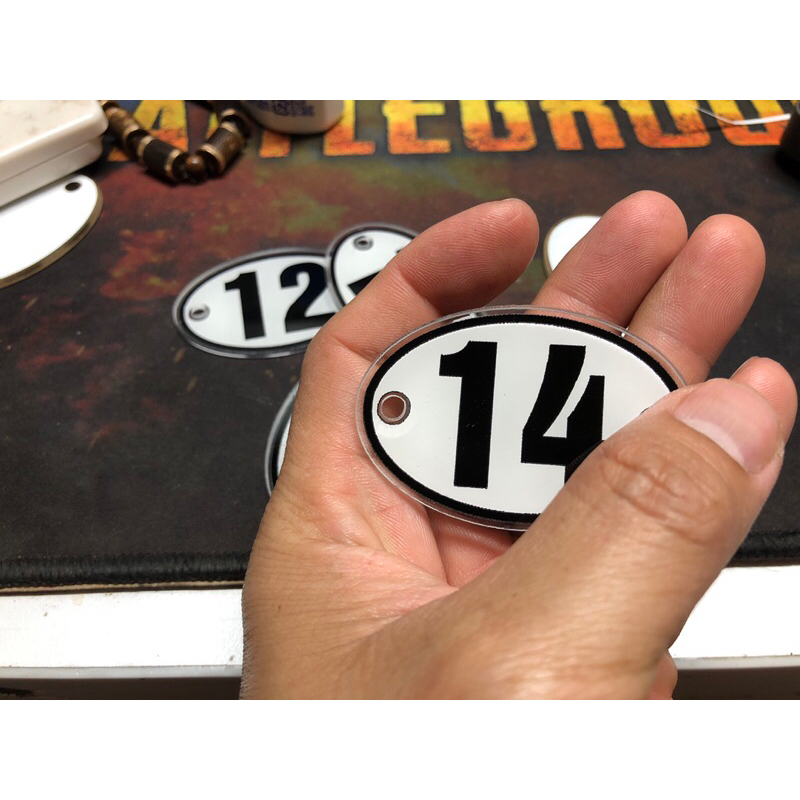 Giá 01 Cái | Móc khoá, số phòng Nền Trắng số đen 6cm x 4cm