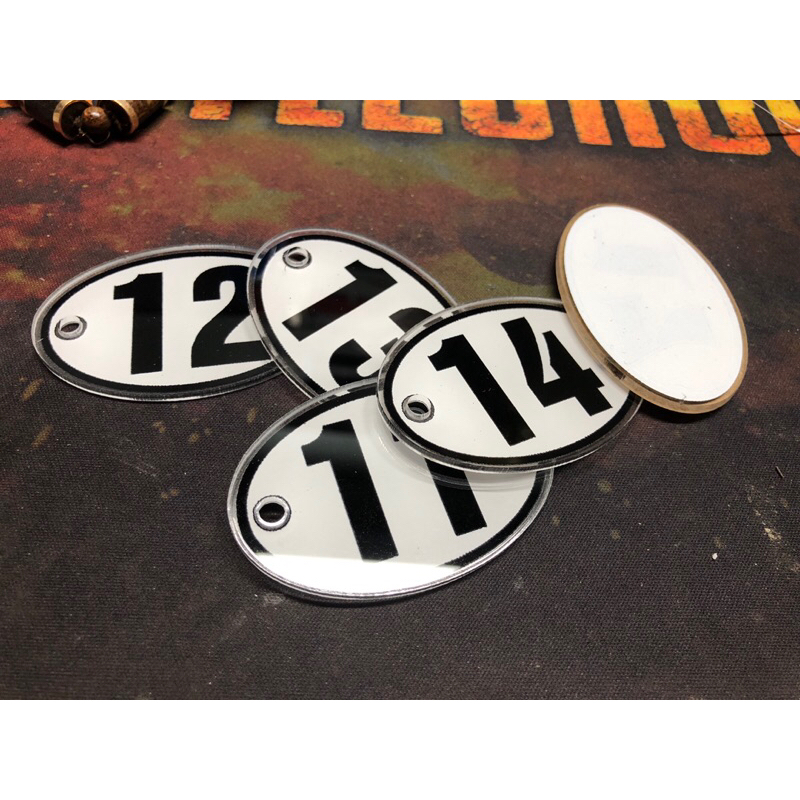 Giá 01 Cái | Móc khoá, số phòng Nền Trắng số đen 6cm x 4cm