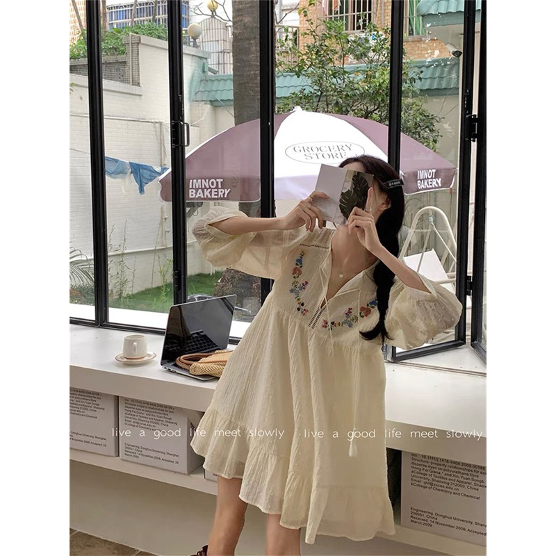 Đầm baby doll trắng đũi thêu hoạ tiết