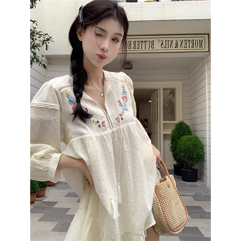 Đầm baby doll trắng đũi thêu hoạ tiết