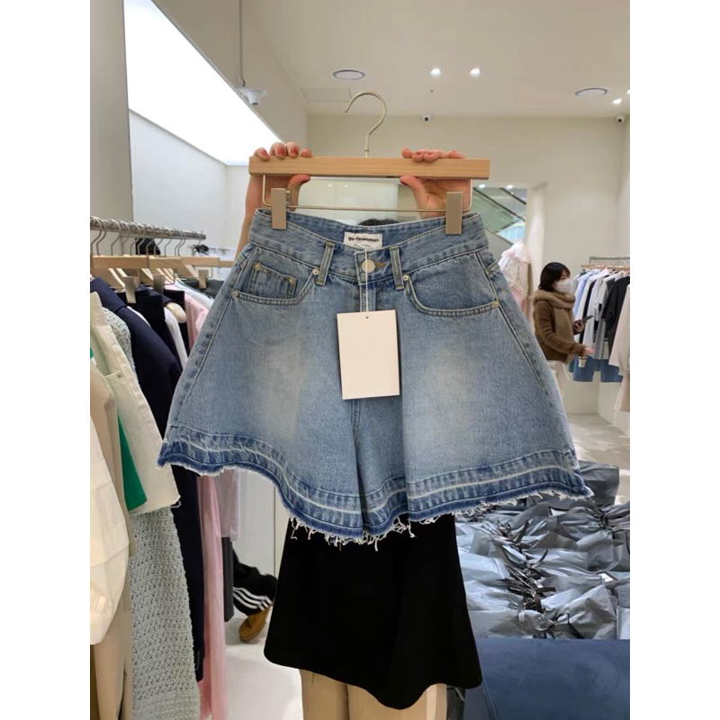 Áo sơ mi lệch eo + quần jean ống rộng