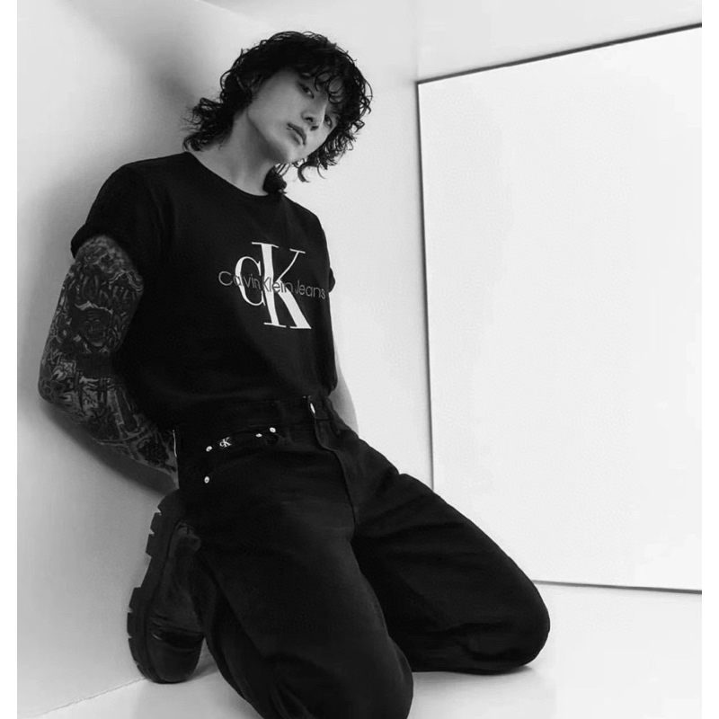 Áo thun JENNIE , JUNGKOOK mang CK màu trắng ,đen,xanh,hồng LOGO Thêu Bản VIP Đỉnh 2023