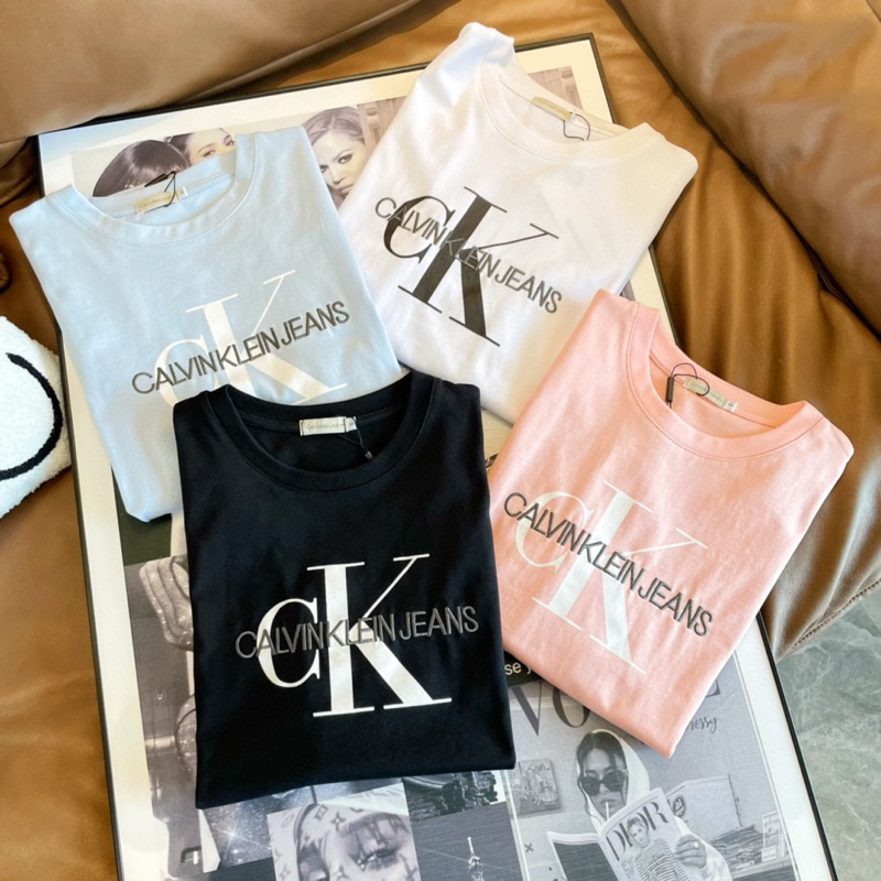 Áo thun JENNIE , JUNGKOOK mang CK màu trắng ,đen,xanh,hồng LOGO Thêu Bản VIP Đỉnh 2023
