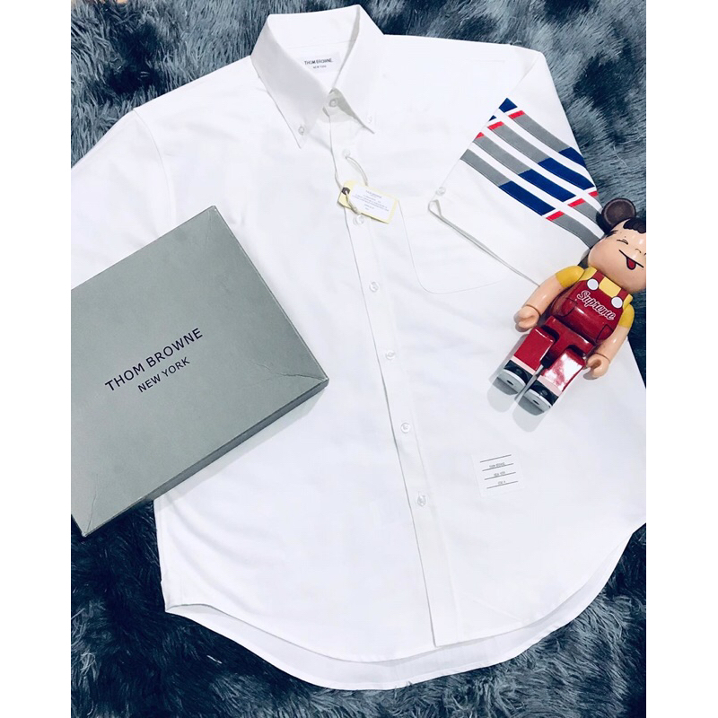 Áo sơ mi Thom brown trắng, tay ngắn, viền 4 sọc xám, navy, đỏ