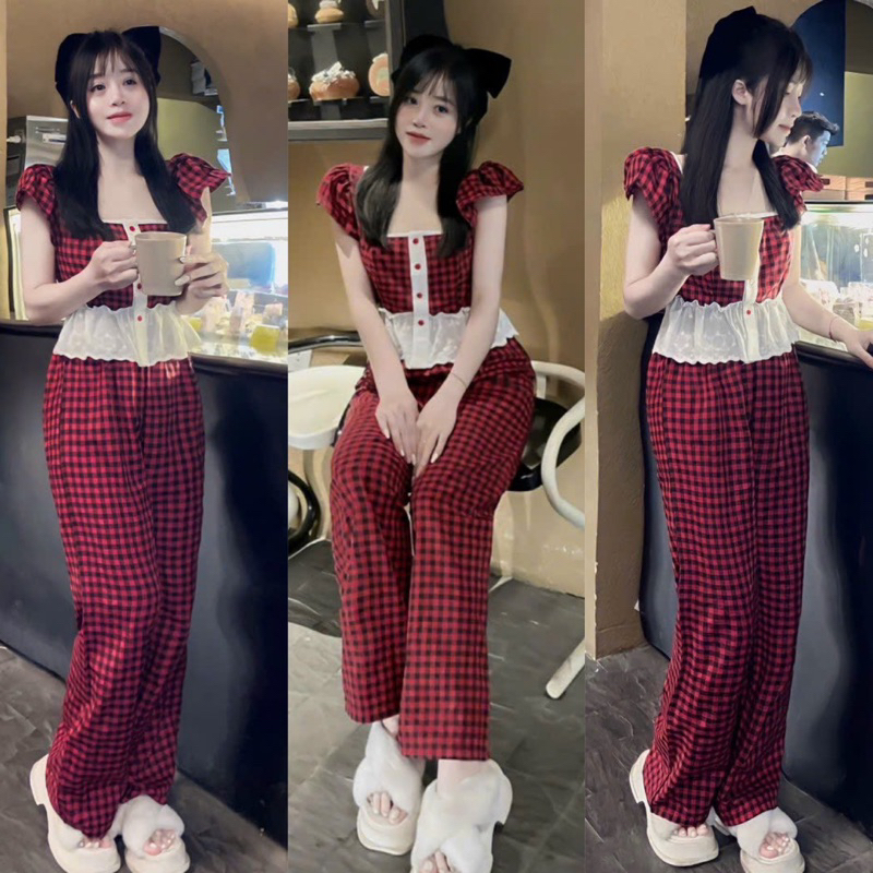 SET BỘ KẺ CARO ĐỎ ÁO CỔ VUÔNG CÁNH TIÊN PHỐI CHÂN THÔ BOI TRẮNG THÊU HOA QUẦN SUÔNG ỐNG RỘNG.