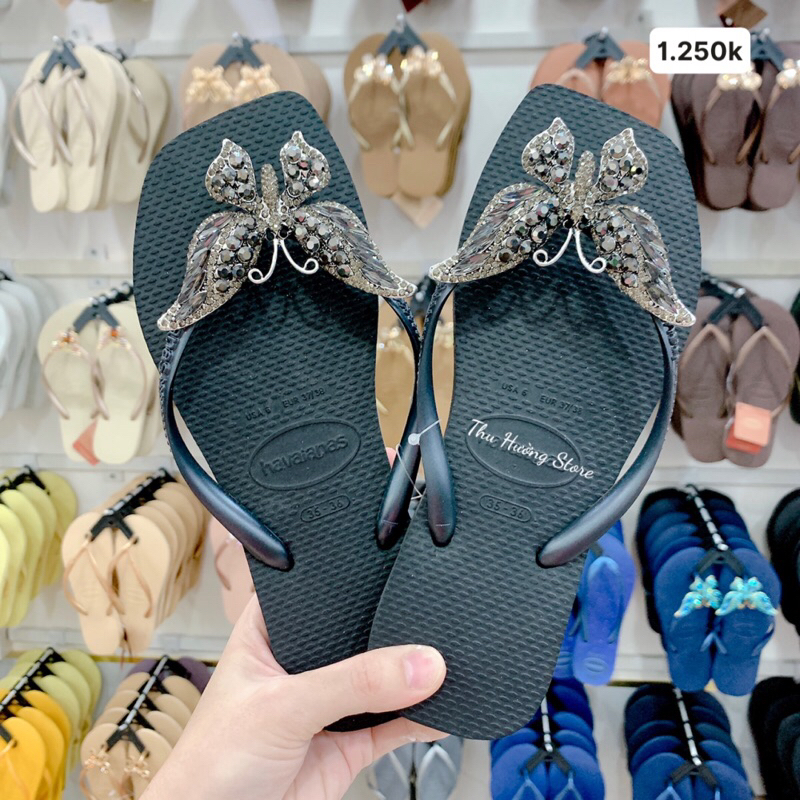 Dép Havaianas Chính Hãng Đế Vuông Đen Đính Charm Bươm' Chúa Xám
