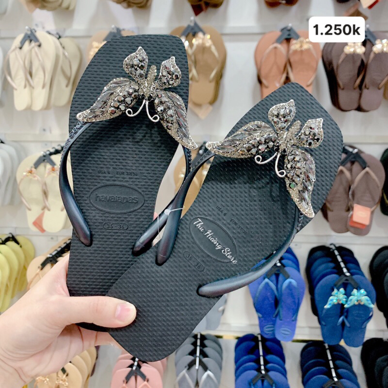 Dép Havaianas Chính Hãng Đế Vuông Đen Đính Charm Bươm' Chúa Xám