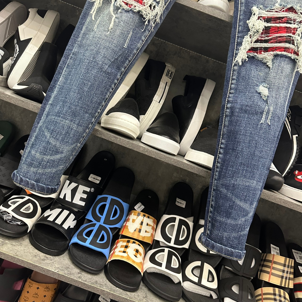 Quần Bò Nam 4 Khuy Like_Auth Xanh Khói Gối Vá Đỏ Quần Jean Nam Amiri Xanh Nhạt Mài Bạc Rách Xước Mẫu Hot | BigBuy360 - bigbuy360.vn