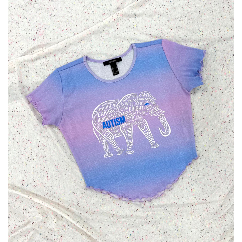 Áo croptop ôm cổ tròn xoăn lai bầu thun bo rip loang màu tím in con voi chữ trắng