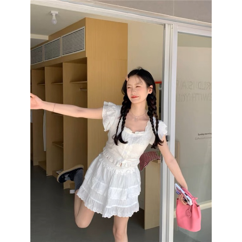 Set áo ngắn tay và chân váy ba tầng năng động mùa hè mài trắng siêu tiểu thư