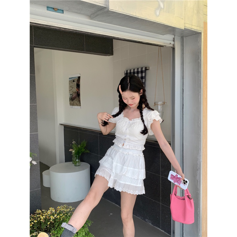 Set áo ngắn tay và chân váy ba tầng năng động mùa hè mài trắng siêu tiểu thư