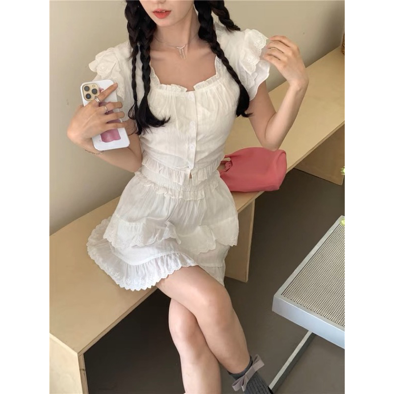 Set áo ngắn tay và chân váy ba tầng năng động mùa hè mài trắng siêu tiểu thư