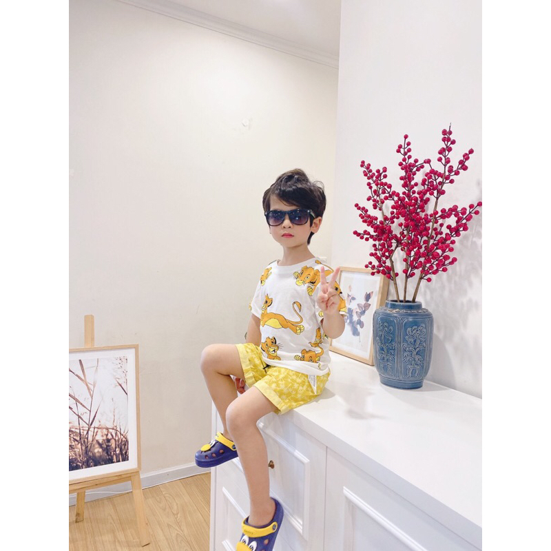 Quần vàng cây dừa bé trai thích hợp đi biển đi du lịch