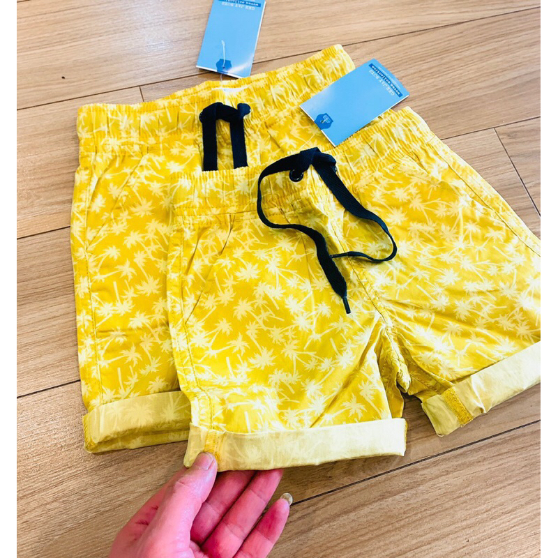 Quần vàng cây dừa bé trai thích hợp đi biển đi du lịch