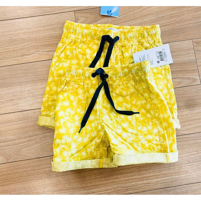 Quần vàng cây dừa bé trai thích hợp đi biển đi du lịch