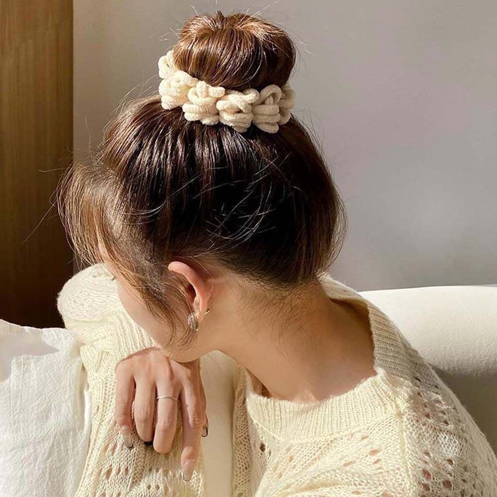 1 dây cột tóc Scrunchies bông xù đính tag xinh xắn tiện dụng DTonline
