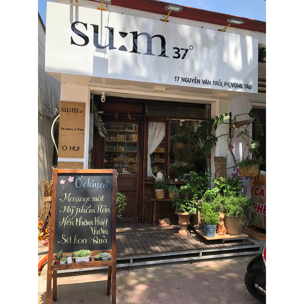 Bảng Menu viết phấn 1 mặt 4 chân kèm Kệ trồng hoa bằng gỗ (tặng kèm phấn + xốp lau bảng) - LUXI DECOR