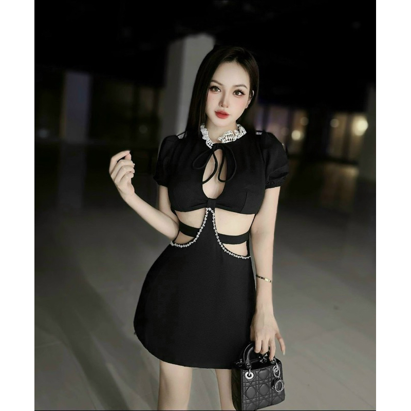 Đầm đen khoét ngực viền kết đá