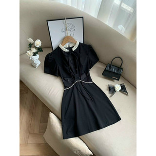 Đầm đen khoét ngực viền kết đá