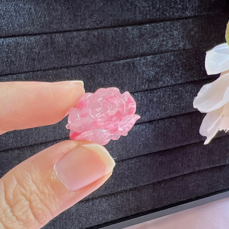 Cham đá tường vi chạm hoa mẫu đơn