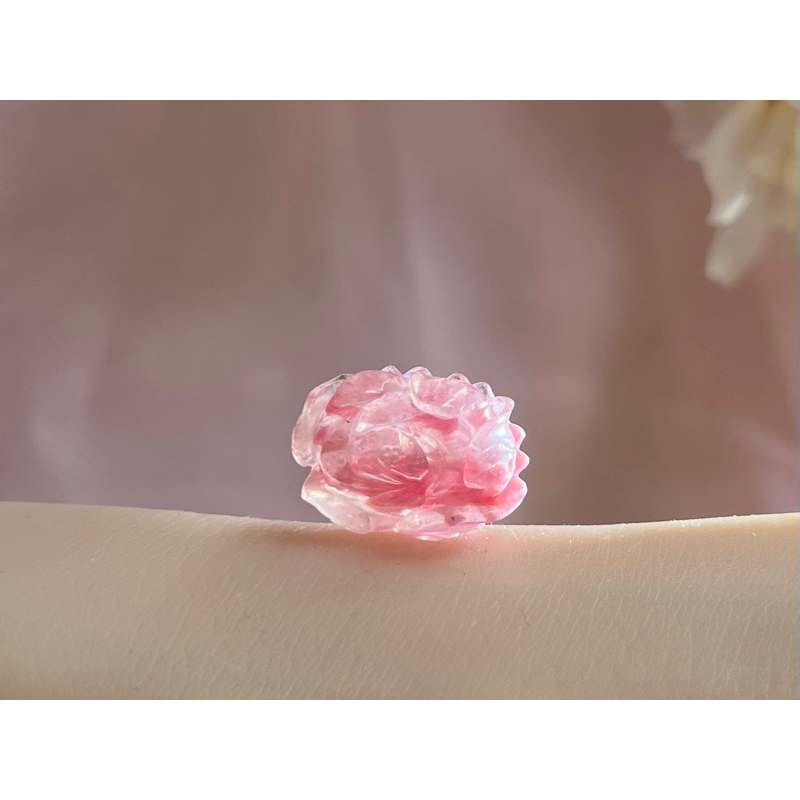 Cham đá tường vi chạm hoa mẫu đơn