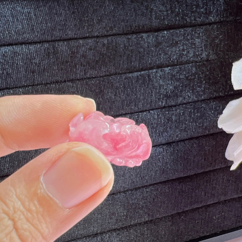 Cham đá tường vi chạm hoa mẫu đơn