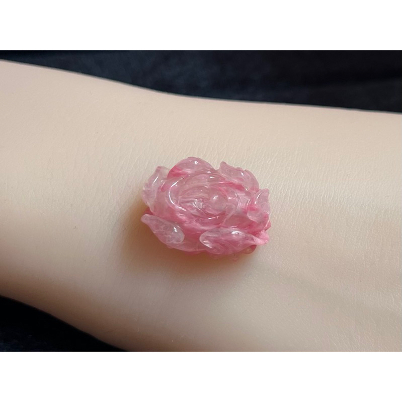 Cham đá tường vi chạm hoa mẫu đơn