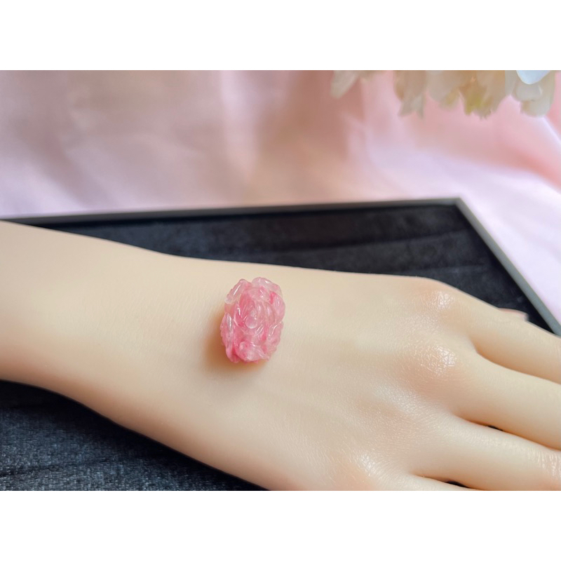 Cham đá tường vi chạm hoa mẫu đơn