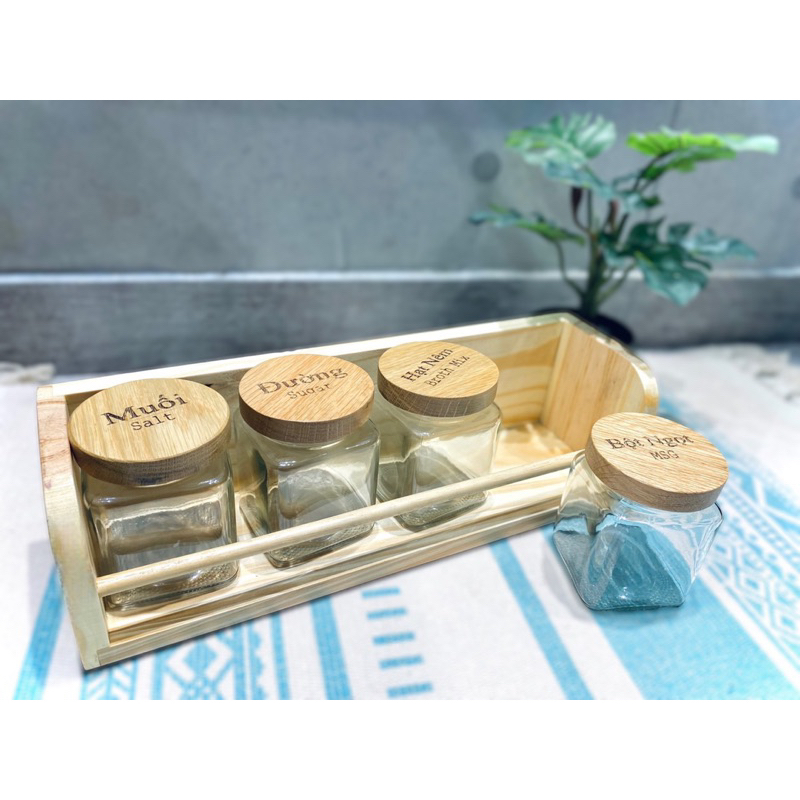Combo 4 hủ đựng gia vị, lọ đựng gia vị, hộp đựng gia vị thủy tinh nắp gỗ khắc kèm khay gỗ Thông 400ml