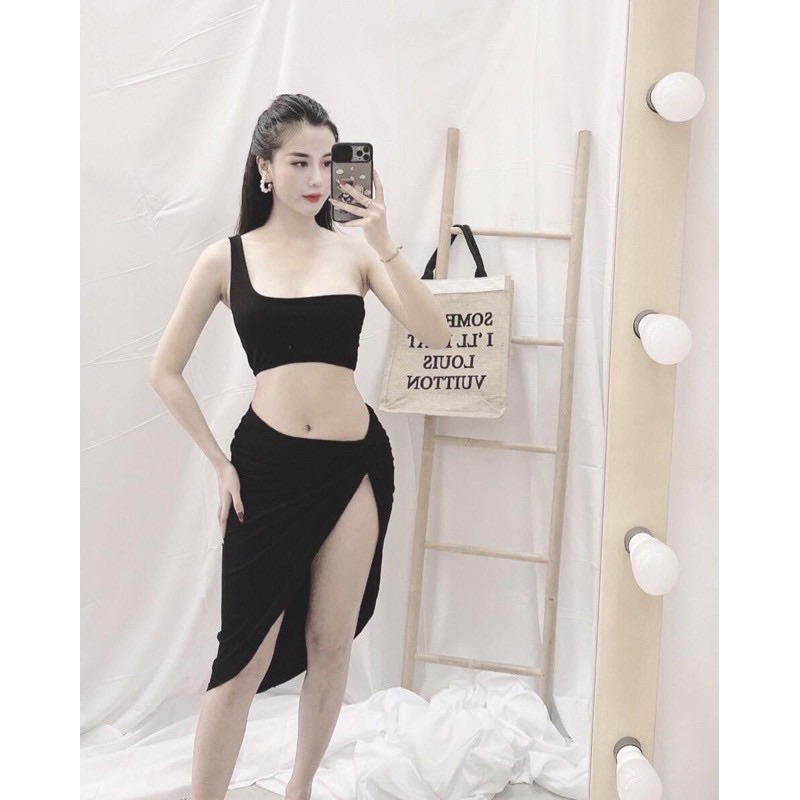 Set bikini hot Ngọc Trinh đi biển, xoắn hông (kèm hình thật)