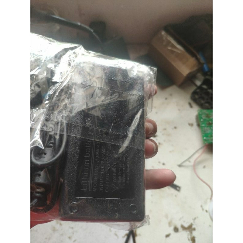 Sạc Pin Xe Điện 36V2A Đầu Ra 10s42v Chân DC 2.5mm Tặng Kèm Chân Cái