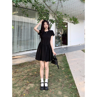 Đầm đen gân chiết eo phong cách nữ