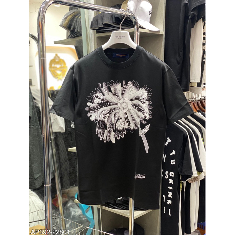 Áo phông 2 màu đen trắng hoạ tiết nổi bật