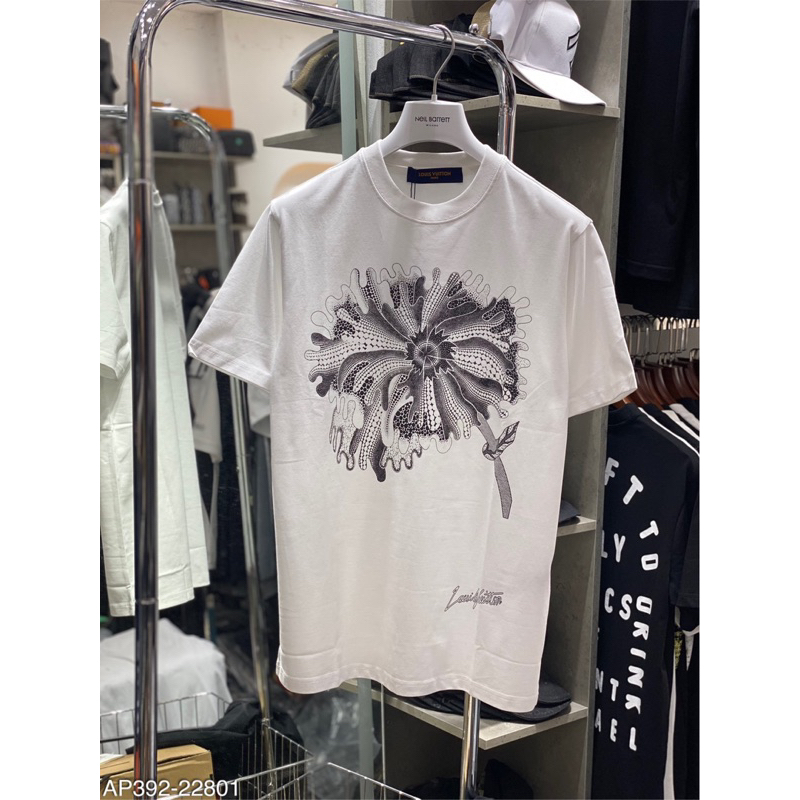 Áo phông 2 màu đen trắng hoạ tiết nổi bật