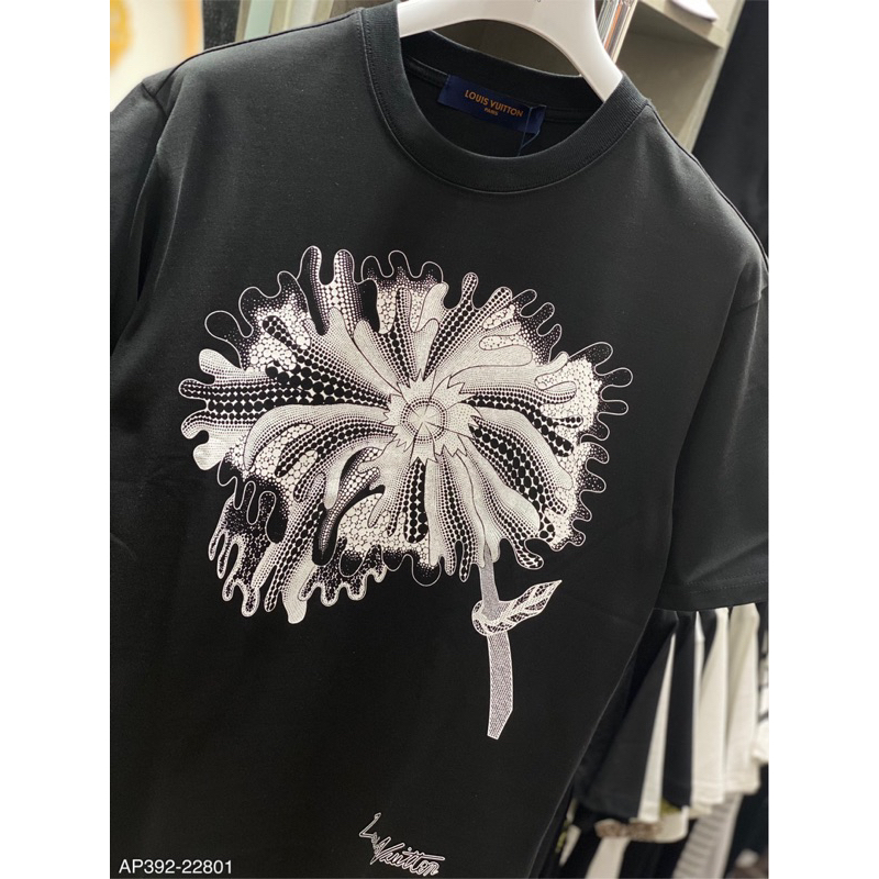 Áo phông 2 màu đen trắng hoạ tiết nổi bật