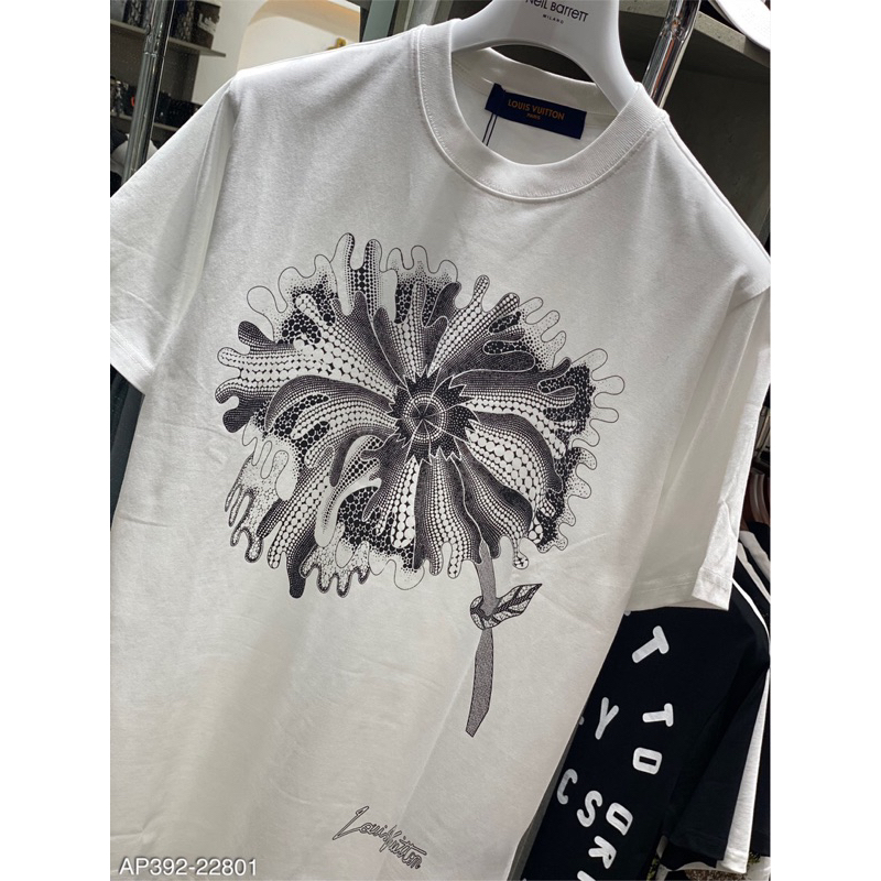 Áo phông 2 màu đen trắng hoạ tiết nổi bật