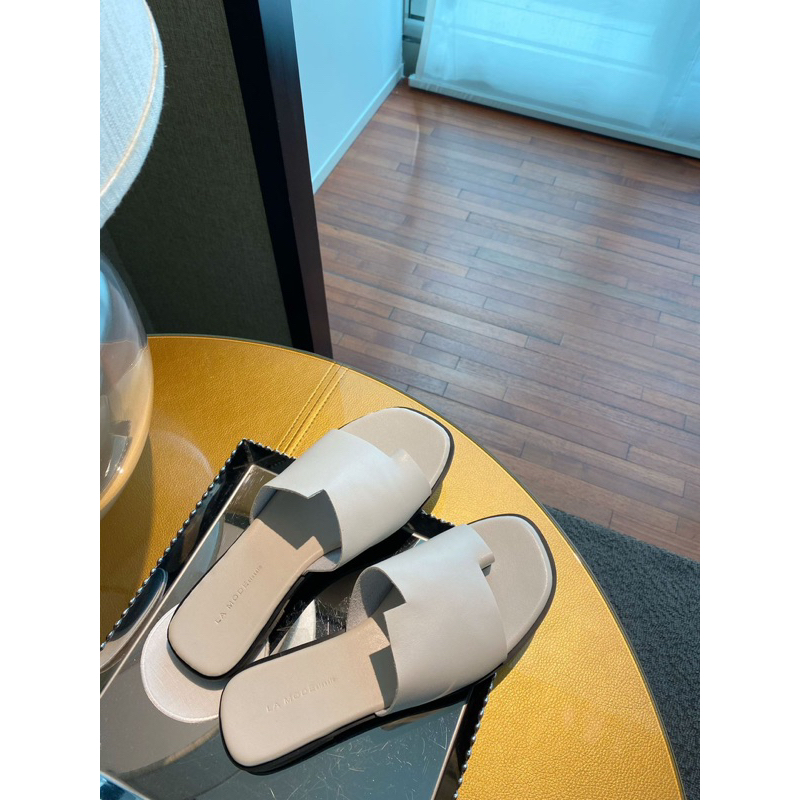 Lamode Classi mẫu mới 2023 Xuân Hè dép đế bằng thấp xỏ ngón hở mũi