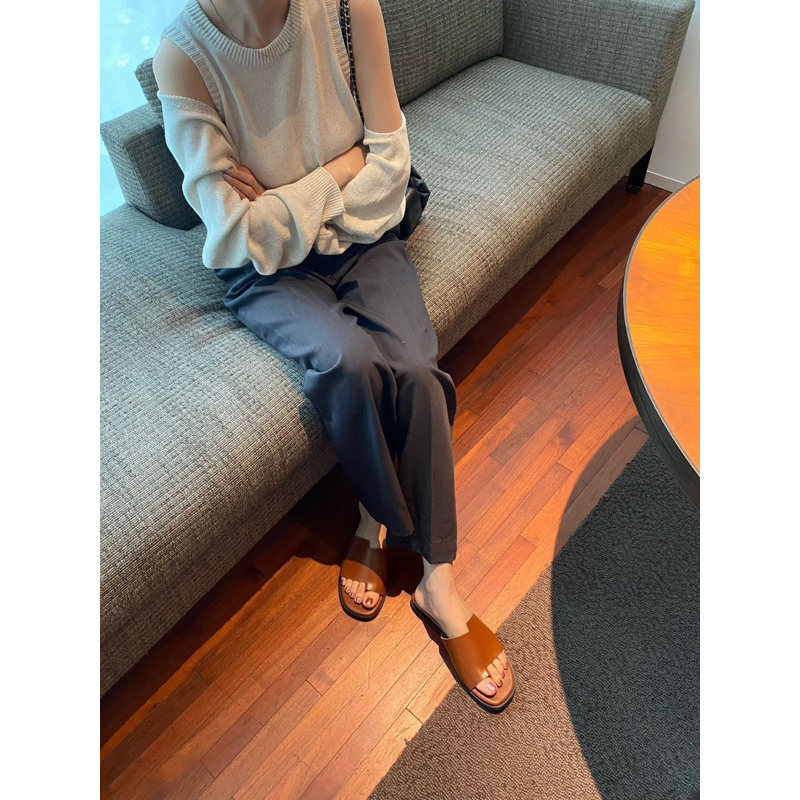 Lamode Classi mẫu mới 2023 Xuân Hè dép đế bằng thấp xỏ ngón hở mũi