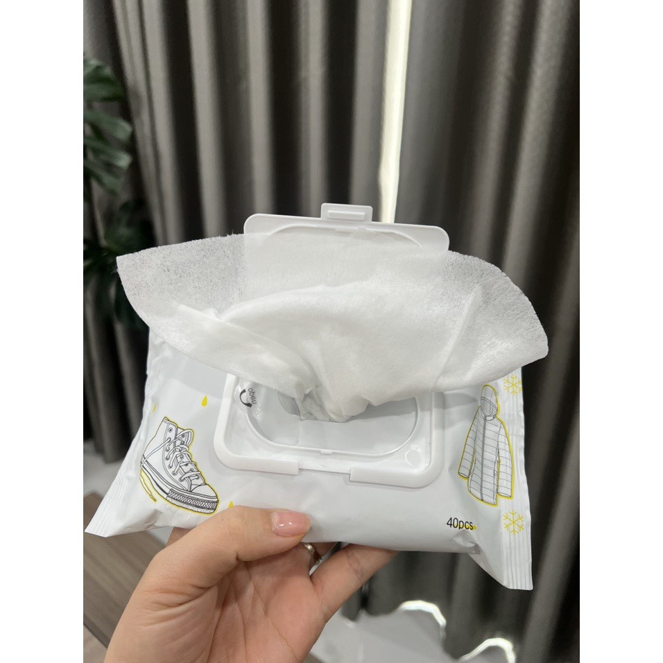 Khăn lau giày dép thần thánh 1 bịch 40 tờ có thể lau túi xách, áo phao, balo tiện lợi.