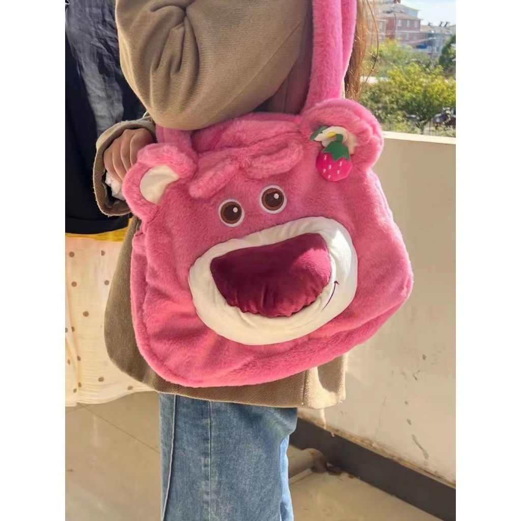 Túi Đeo Vai Gấu Hồng Lotso Tai Dâu Siêu Dễ Thương , Siêu Cute, Lông Siêu Mịn Màu Hồng Pinkly