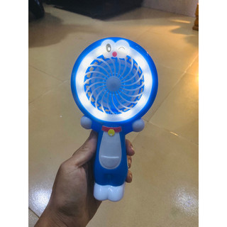 Quạt mini cầm tay sạc doremon có đèn led