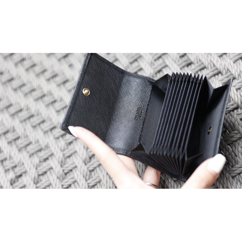 Ví Prada mini, hàng fullbox chất liệu da xước logo vàng W188