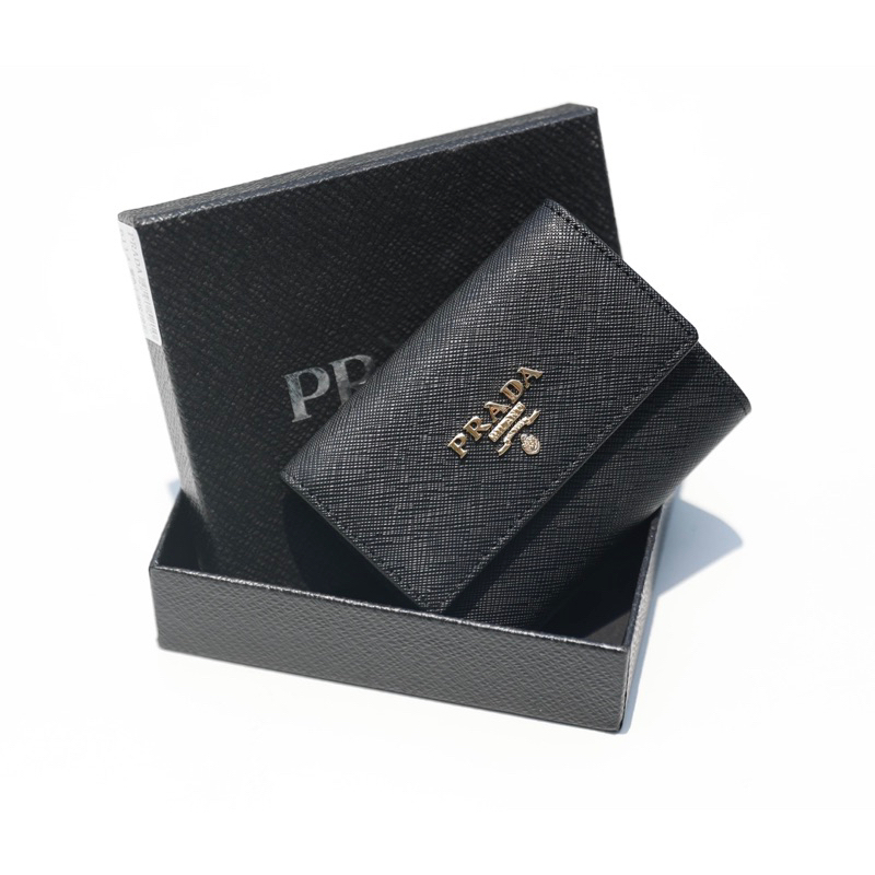 Ví Prada mini, hàng fullbox chất liệu da xước logo vàng W188