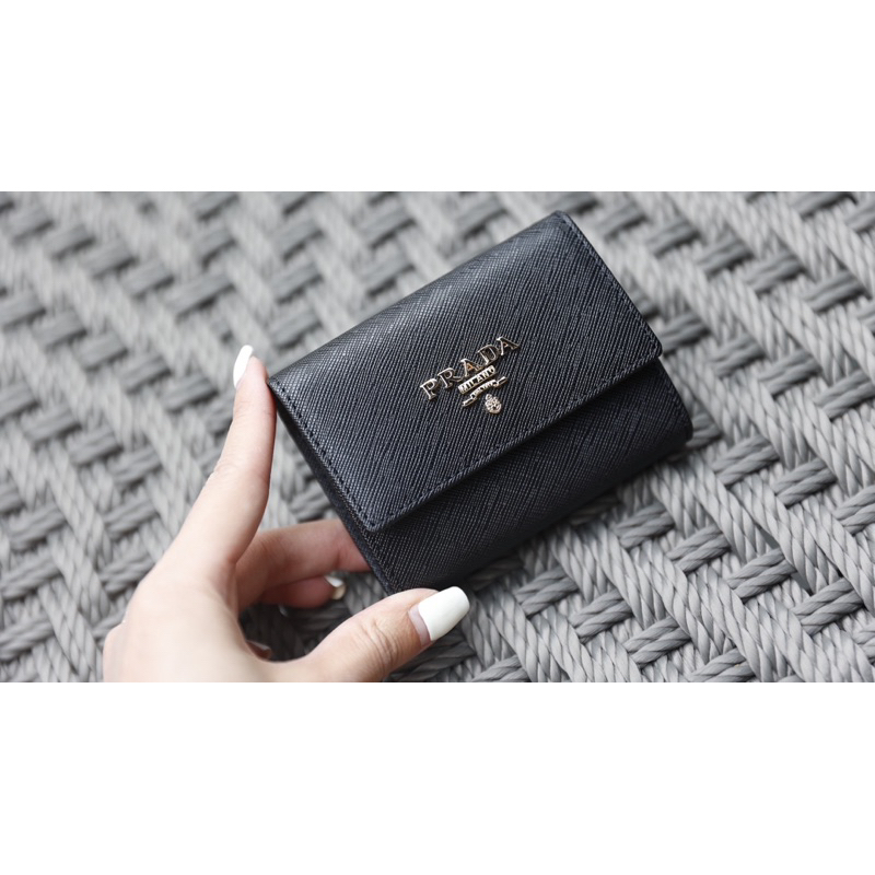 Ví Prada mini, hàng fullbox chất liệu da xước logo vàng W188