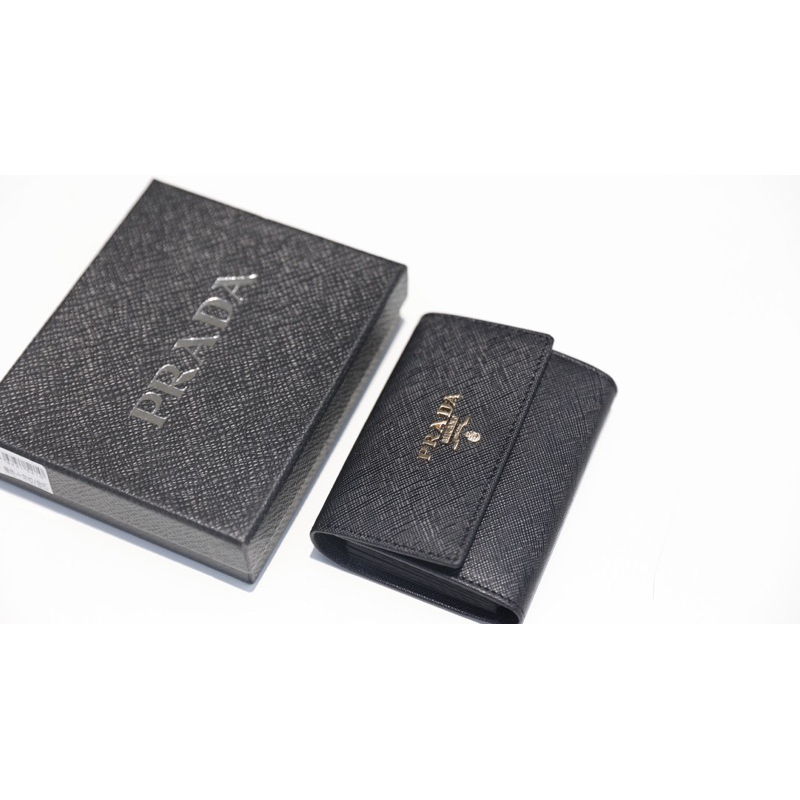 Ví Prada mini, hàng fullbox chất liệu da xước logo vàng W188