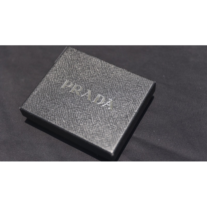 Ví Prada mini, hàng fullbox chất liệu da xước logo vàng W188